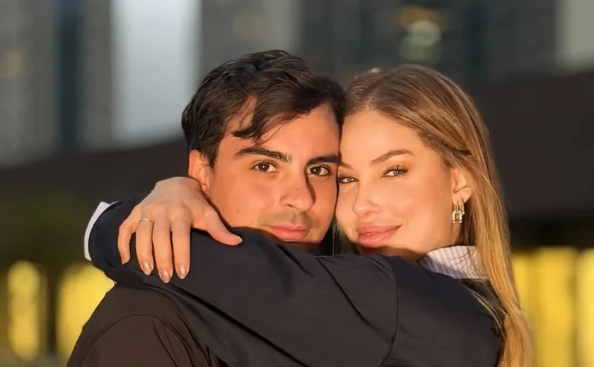 Saory reage após descobrir envolvimento de Dudu Camargo com outro homem