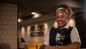 Com 62% de colaboradores com menos de 24 anos, rede de restaurantes reforça compromisso com emprego jovem