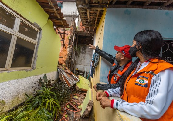 Cinco casas na Grota do Ouro Preto são desocupadas por risco de desabamento
