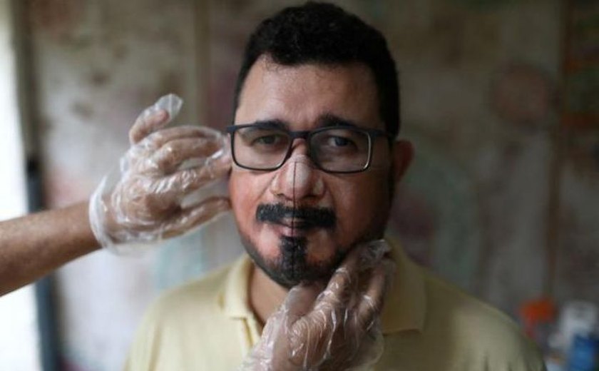 Artista brasileiro pinta máscaras para quem quer mostrar sua cara