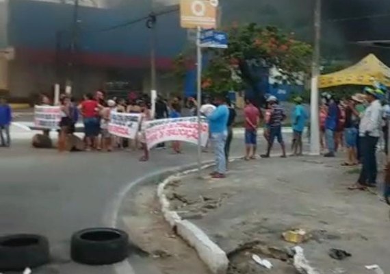 Moradores da Cambona bloqueiam avenida em protesto contra a Braskem; MPF emite nota