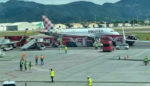 Homem morre após ser sugado por motor de avião