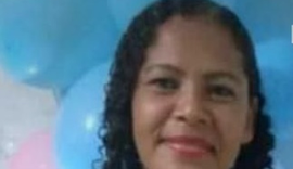Mulher morre e homem fica ferido em colisão envolvendo um carro e um caminhão