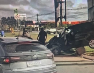 Carro fica destruído após acidente na Avenida Durval de Góes Monteiro, em Maceió