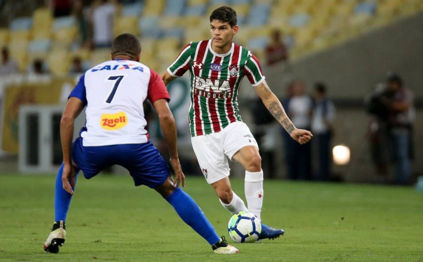 Fluminense goleia Paraná no Maracanã e sobe na tabela