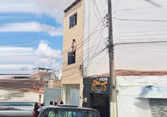 'Pensei nos meus filhos', diz policial que salvou menina pendurada em fios de alta tensão