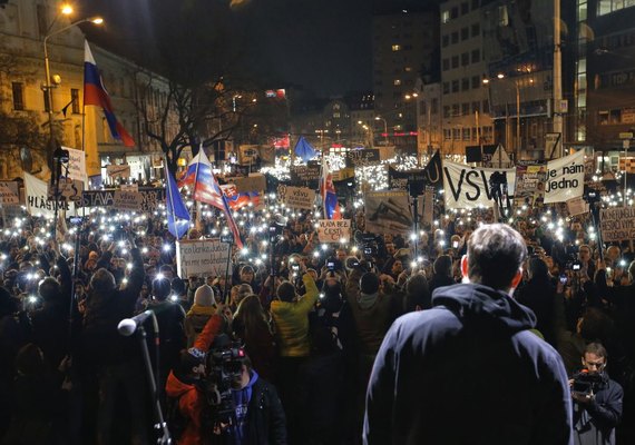 Milhares de eslovacos saem às ruas para pedir eleições após morte de jornalista