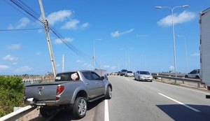 Para evitar colisão, motorista perde controle de carro, roda e sai da pista na AL-101 Sul