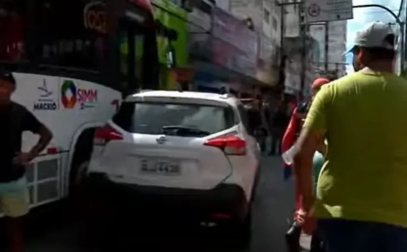 Colisão entre carro e ônibus deixa cinco feridos e causa congestionamento no centro de Maceió