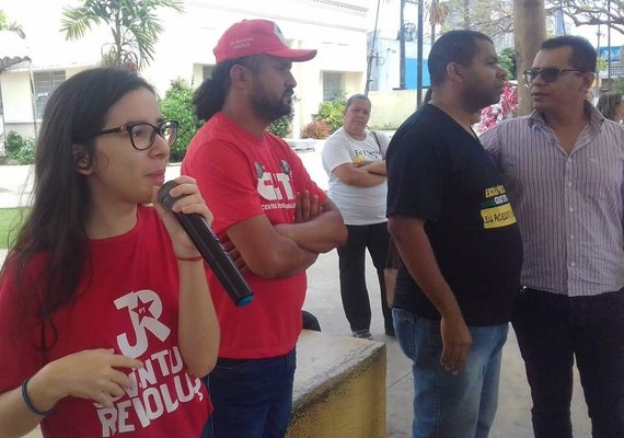 Ato contra privatizações reúne estudantes e lideranças sindicais em Arapiraca