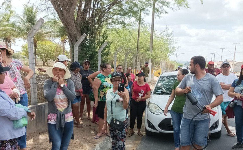 Moradores bloqueiam trecho da AL-220 em protesto conta falta de àgua em Olivença