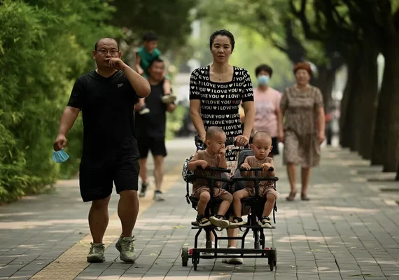 População chinesa registra primeiro declínio populacional em 60 anos
