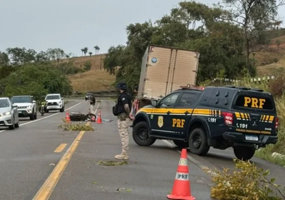Motociclista morre após colidir na traseira de carreta na BR-316, no Agreste