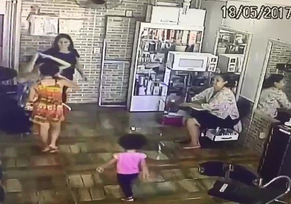 Mãe é detida suspeita de usar filhas de três e 10 anos para furtar celulares