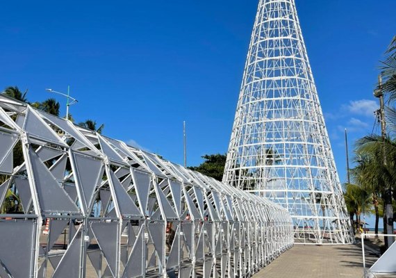 Túnel luminoso da Árvore de Natal de Maceió começa a ser instalado