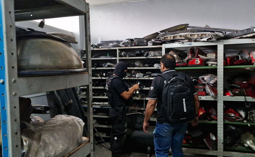 Vídeo mostra esquema de adulteração de carros roubados em oficinas clandestinas em Maceió
