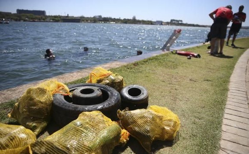 Mergulhadores retiram lixo submerso no Lago Paranoá