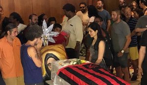 Velório de Marcelo Yuka tem músicas cantadas em coro em homenagem ao artista