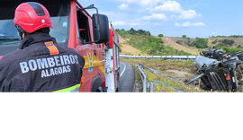 Corpo de Bombeiros resfria carreta com carregamento de álcool após tombamento