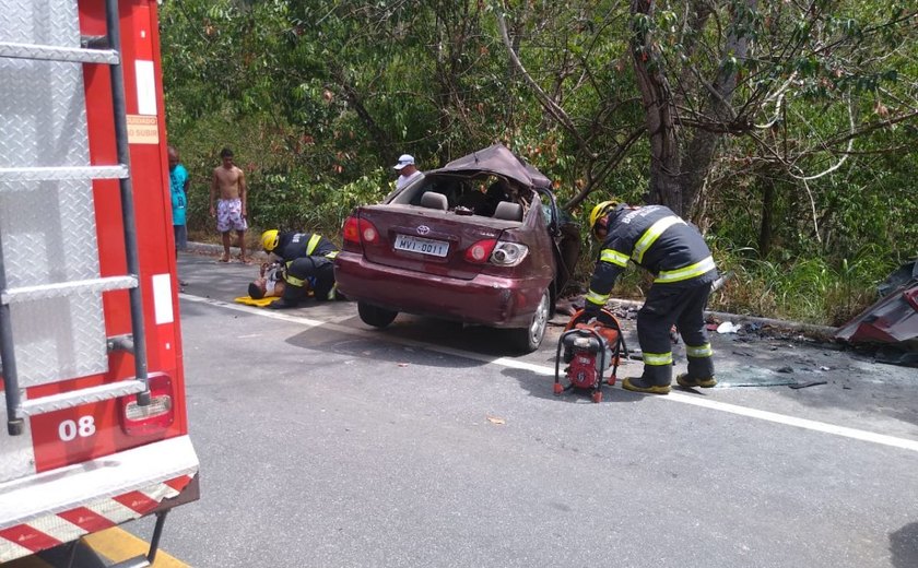 Três pessoas morrem após colisão frontal entre dois carros na rodovia BR-104