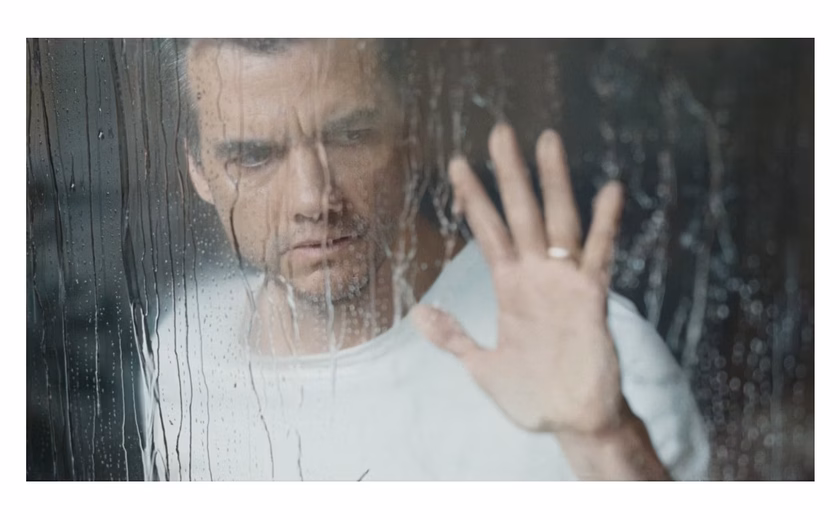 ‘A Última Casa’: Wagner Moura preso em terror na Netflix