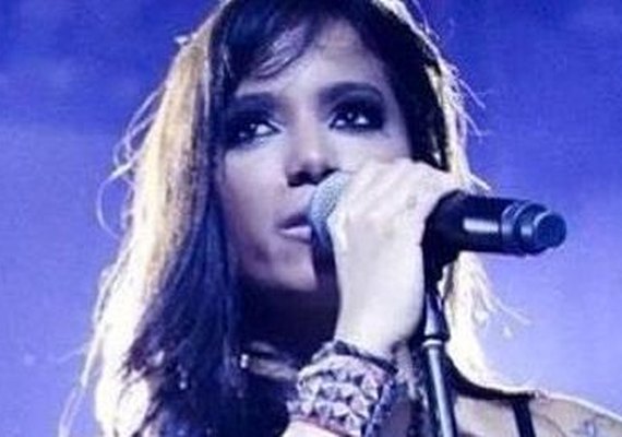 Anitta evita beijo de fã ao virar rosto e não sorri para fotos em Belém. Assista o vídeo!