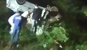 Motorista perde controle do veículo, bate em barreira de sinalização e cai em barranco