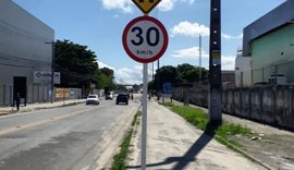 Prefeitura de Maceió segue com sinalização vertical no Distrito Industrial