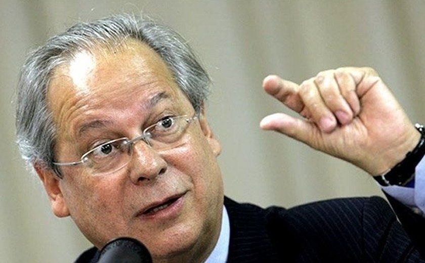 Ex-ministro José Dirceu é alvo de protestos ao chegar em apartamento