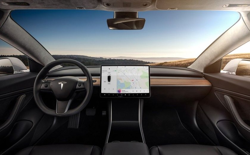 Tesla é processada por atualização que diminuiria a capacidade de bateria