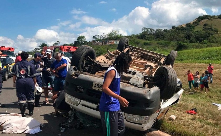 Van capota e deixa feridos em trecho da BR-324, em trecho no interior da Bahia