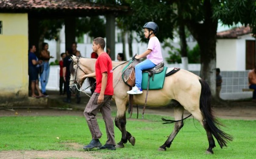 Mães cobram retorno do Serviço de Equoterapia