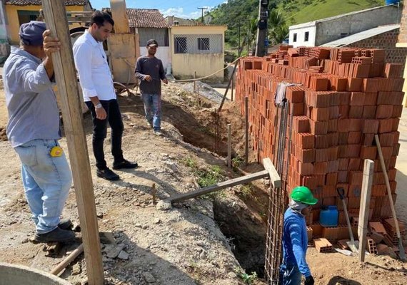 Prefeito de Santana do Mundaú vistoria obras do Centro Municipal de Educação Infantil