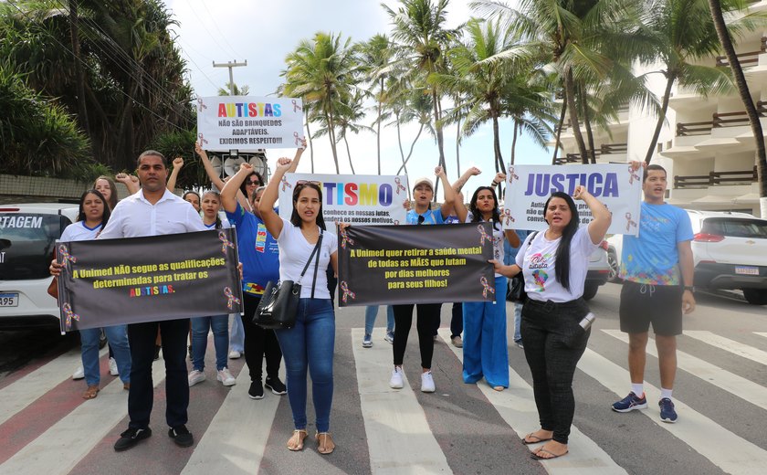 Famílias de crianças e adultos com TEA protestam em seminário nacional da Unimed contra imposição dos tratamentos