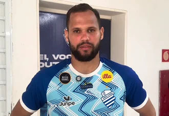 Alan James mira estreia pelo CSA em duelo decisivo contra o Uberlândia