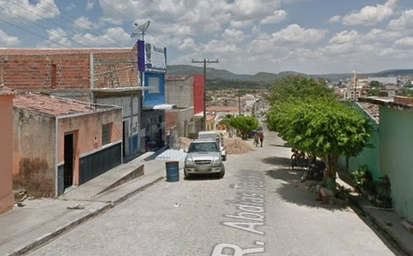Bombeiros capturam cobra de um metro no teto de casa em Santana do Ipanema