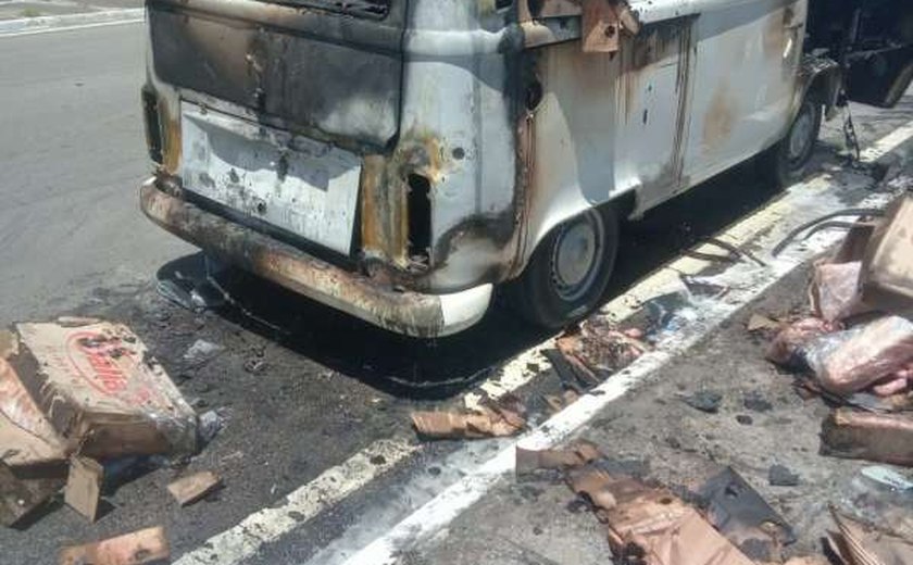 Kombi carregada de mantimentos pega fogo em Avenida de Maceió