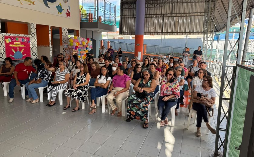 Alunos participam de manhã especial na escola para fortalecer laços entre avós e netos