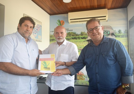 Iteral entrega revisão de limites territoriais ao prefeito de Girau do Ponciano