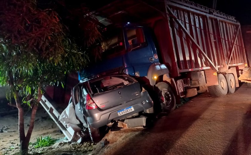 Duas pessoas morrem em acidente envolvendo um carro de passeio e uma carreta na AL-101 Sul