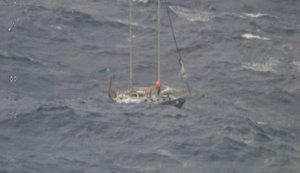 Casal é resgatado na costa da Austrália após enfrentar ondas gigantes