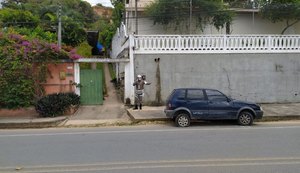 Motorista entra na garagem de casa, não aciona freio de mão e carro desce à AL-101 Norte