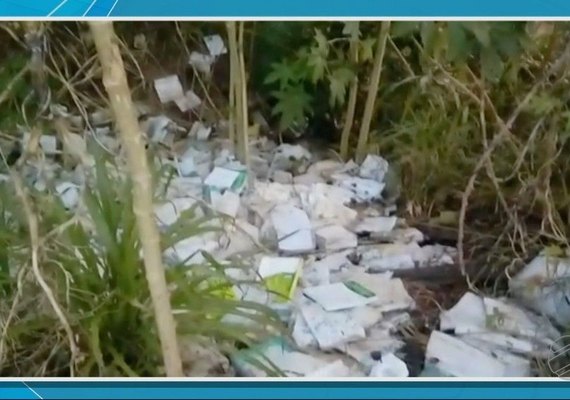 Morador flagra descarte de livros didáticos em lixão em Mato Grosso do Sul