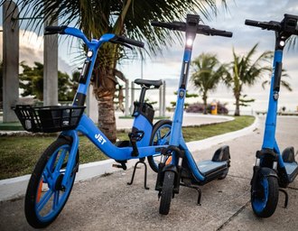 Bicicletas e patinetes elétricos viram alternativa de transporte para maceioenses