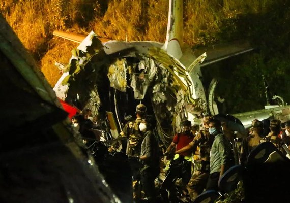 Avião sofre acidente na Índia e ao menos 2 pessoas podem estar mortas