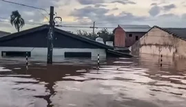 Nível da água não baixa e mais bairros de Porto Alegre ficam alagados