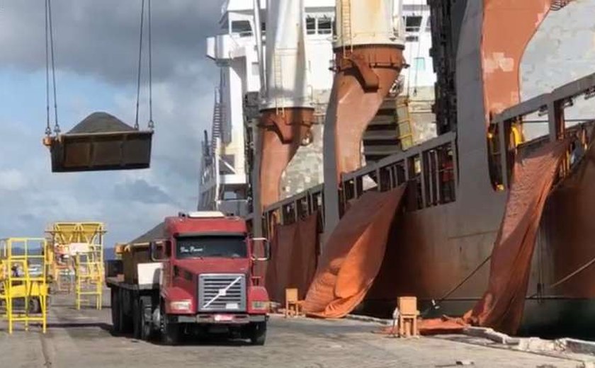 Começa embarque de minério de cobre para a China pelo Porto de Maceió