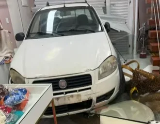 Carro invade loja no Jacintinho e deixa destruição em Maceió