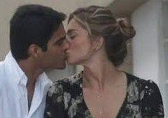 Grazi Massafera e Patrick Bulus são clicados aos beijos em tarde de cinema