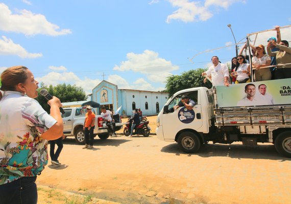 Moradora para caravana de Daniel Barbosa e agradece investimentos em vila de Arapiraca